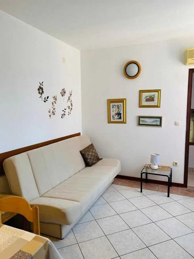 Trapan Apartment 풀라